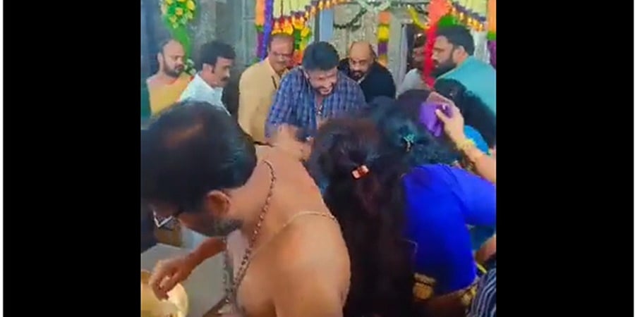 ಅಷಾಢ ಮಾಸದ ಮೊದಲ ಶುಕ್ರವಾರ: ಚಾಮುಂಡೇಶ್ವರಿ ದರ್ಶನ ಪಡೆದ ಚಾಲೆಂಜಿಂಗ್ ಸ್ಟಾರ್ ದರ್ಶನ್!