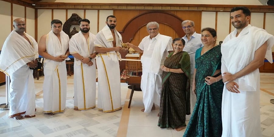 ಧರ್ಮಸ್ಥಳದ ಮಂಜುನಾಥನ ದರ್ಶನ ಪಡೆದ ಕೆ.ಎಲ್.ರಾಹುಲ್: ವಿಶೇಷ ಉಡುಗೊರೆ ನೀಡಿದ ಧರ್ಮಾಧಿಕಾರಿ ವೀರೇಂದ್ರ ಹೆಗ್ಗಡೆ