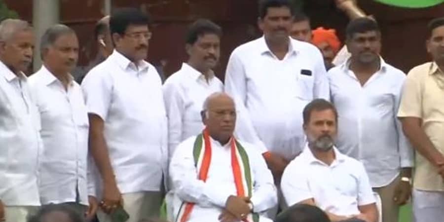 ಮಾಜಿ ಸಂಸದ ಸೇರಿದಂತೆ 35 ಬಿಆರ್ಎಸ್ ನಾಯಕರು ಕಾಂಗ್ರೆಸ್ ಸೇರಲು ನಿರ್ಧಾರ