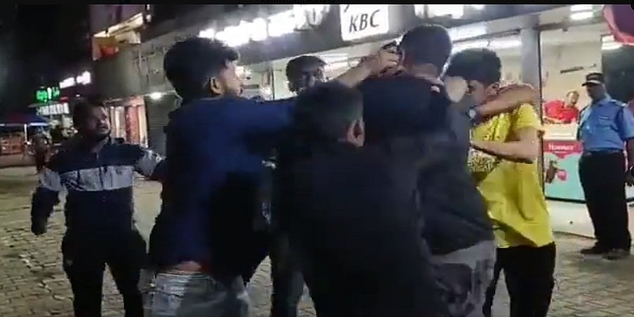 ಬೀಡಾ ಅಂಗಡಿಯಲ್ಲಿ ಬಿಲ್ ನೀಡುವ ವಿಚಾರಕ್ಕೆ ಜಗಳ: ಕೈ ಕೈ ಮಿಲಾಯಿಸಿಕೊಂಡ ಸಾ ರಾ ಮಹೇಶ್ ಪುತ್ರ-ಪತ್ರಕರ್ತನ ಮಗ