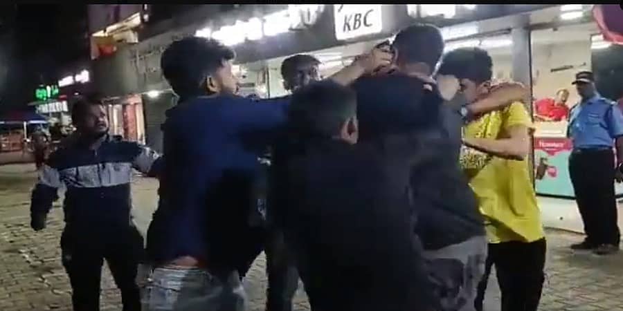 ಬೀಡಾ ಅಂಗಡಿಯಲ್ಲಿ ಬಿಲ್ ನೀಡುವ ವಿಚಾರಕ್ಕೆ ಜಗಳ: ಕೈ ಕೈ ಮಿಲಾಯಿಸಿಕೊಂಡ ಸಾ ರಾ ಮಹೇಶ್ ಪುತ್ರ-ಪತ್ರಕರ್ತನ ಮಗ