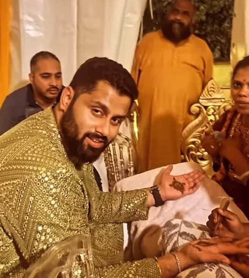 ಮೆಹಂದಿ ಹಚ್ಚಿಸಿಕೊಳ್ಳುತ್ತಿರುವ ಅಭಿಷೇಕ್