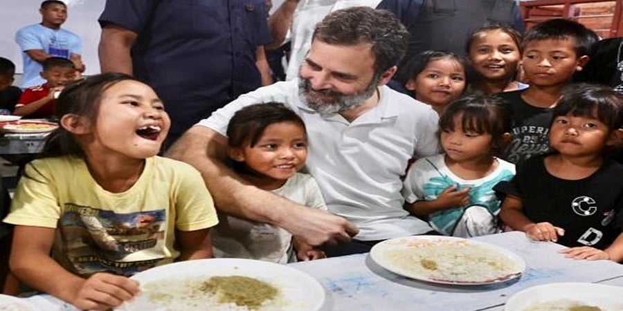 ಮಣಿಪುರ: ನಿರಾಶ್ರಿತರ ಶಿಬಿರದಲ್ಲಿ ಮಕ್ಕಳೊಂದಿಗೆ ಊಟ ಸವಿದ ರಾಹುಲ್!