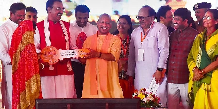 ಉತ್ತರ ಪ್ರದೇಶ: ಅತೀಕ್ ಜಮೀನಿನಲ್ಲಿ ಫ್ಲಾಟ್ ನಿರ್ಮಿಸಿ ಬಡವರಿಗೆ ಹಸ್ತಾಂತರಿಸಿದ ಸಿಎಂ ಯೋಗಿ ಆದಿತ್ಯನಾಥ್
