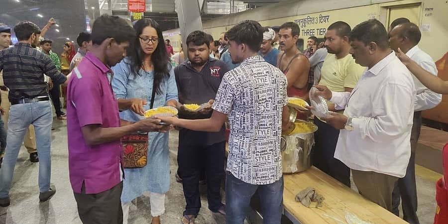 ರೈಲು ಸೇವೆಯಲ್ಲಿ ವ್ಯತ್ಯಯ:ಬೈಯಪ್ಪನಹಳ್ಳಿ ರೈಲು ನಿಲ್ದಾಣದಲ್ಲಿ ಆಶ್ರಯ ಪಡೆದಿರುವ 1500 ಪ್ರಯಾಣಿಕರಿಗೆ, ಆಹಾರ, ನೆರವು ಪೂರೈಕೆ