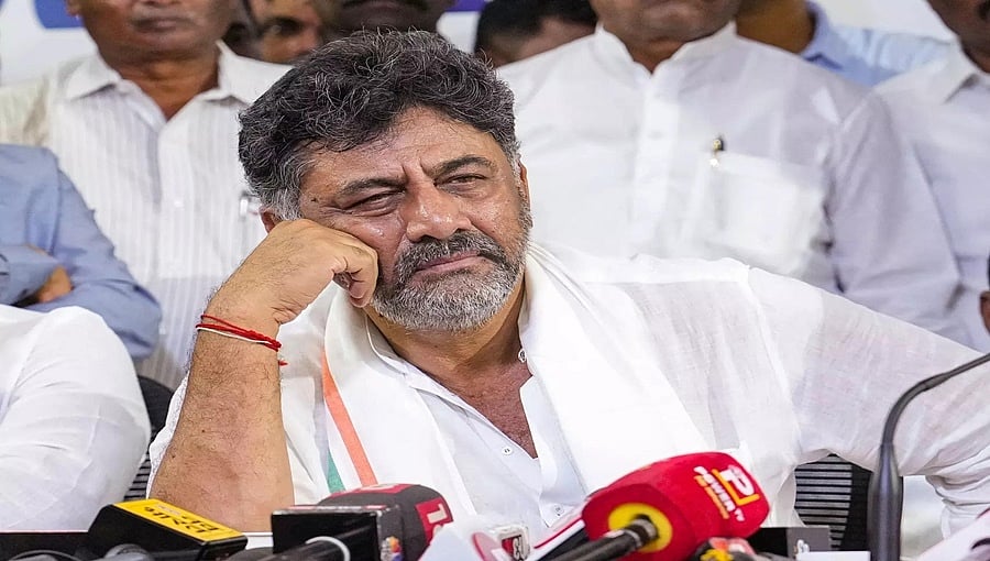 ಅಪಾರ್ಟ್‌ಮೆಂಟ್‌ಗಾಗಿ ಹೊಸಕೆರೆಹಳ್ಳಿ ಕೆರೆ ಮಧ್ಯೆ ರಸ್ತೆ ನಿರ್ಮಾಣ: ಅಧಿಕಾರಿಗಳ ಅಮಾನತಿಗೆ ಡಿಕೆ ಶಿವಕುಮಾರ್ ಆದೇಶ