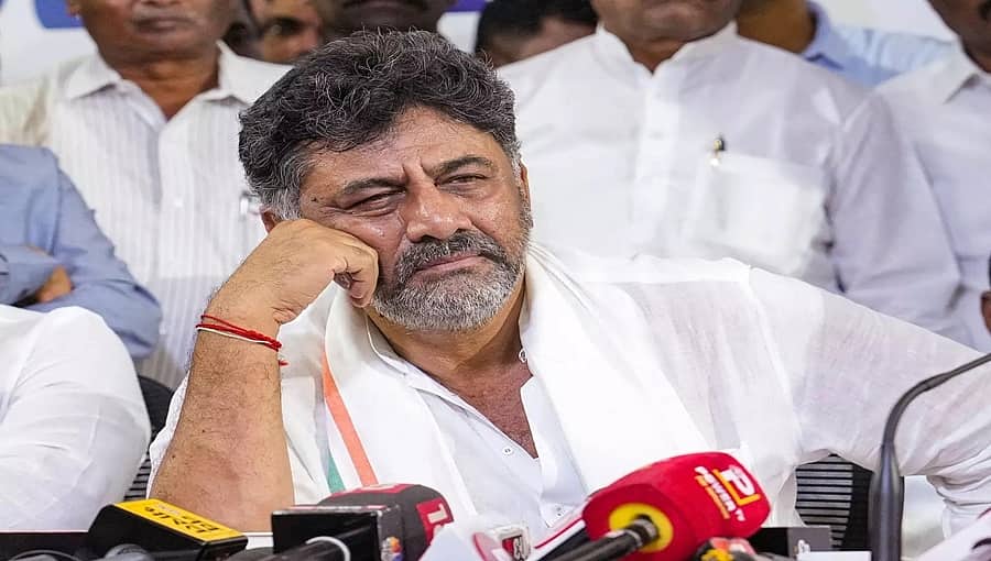 ಅಪಾರ್ಟ್ಮೆಂಟ್ಗಾಗಿ ಹೊಸಕೆರೆಹಳ್ಳಿ ಕೆರೆ ಮಧ್ಯೆ ರಸ್ತೆ ನಿರ್ಮಾಣ: ಅಧಿಕಾರಿಗಳ ಅಮಾನತಿಗೆ ಡಿಕೆ ಶಿವಕುಮಾರ್ ಆದೇಶ