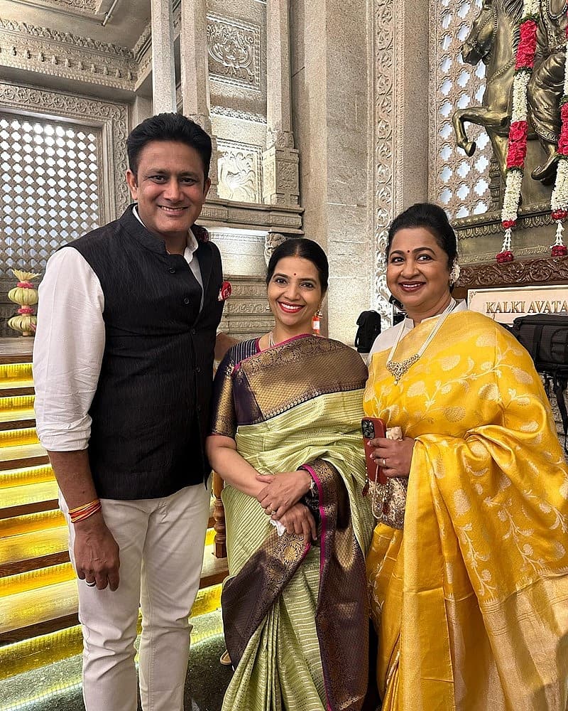 ಹಿರಿಯ ನಟಿ ರಾಧಿಕಾ ಶರತ್ ಕುಮಾರ್ ಅನಿಲ್ ಕುಂಬ್ಳೆ ದಂಪತಿ ಜೊತೆ