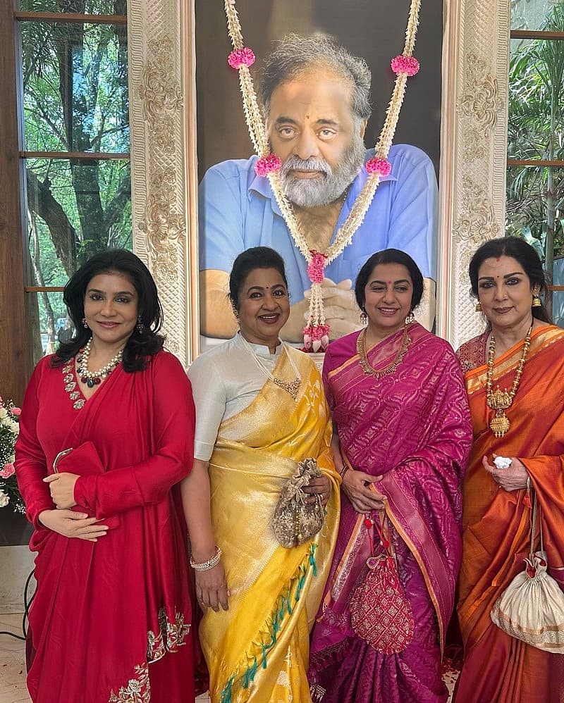 ದಿವಂಗತ ನಟ ಅಂಬರೀಷ್ ಭಾವಚಿತ್ರ ಮುಂದೆ ದಕ್ಷಿಣ ಭಾರತ ಚಿತ್ರರಂಗ ನಟಿಯರು