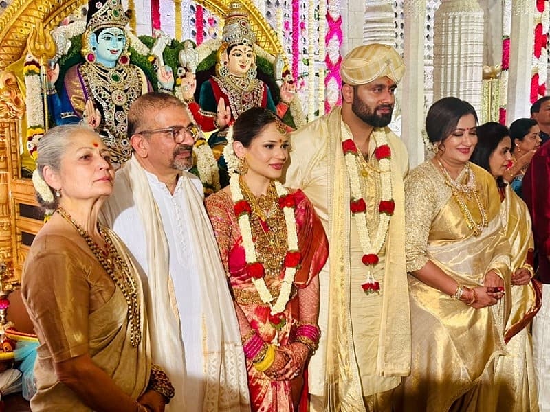 ಸುಮಲತಾ ಅಂಬರೀಷ್ ಮತ್ತು ವಧುವಿನ ತಂದೆ ತಾಯಿಗಳ ಜೊತೆ ನವ ವಧು ವರರು