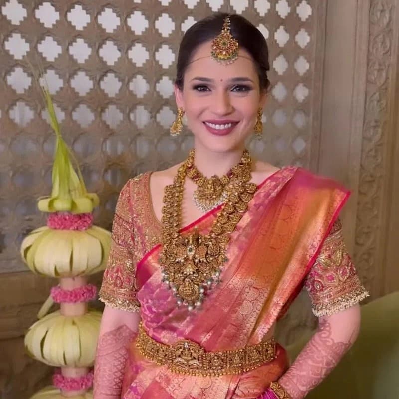 ಅವಿವಾ ವಧು ವೇಷ ಭೂಷಣದಲ್ಲಿ