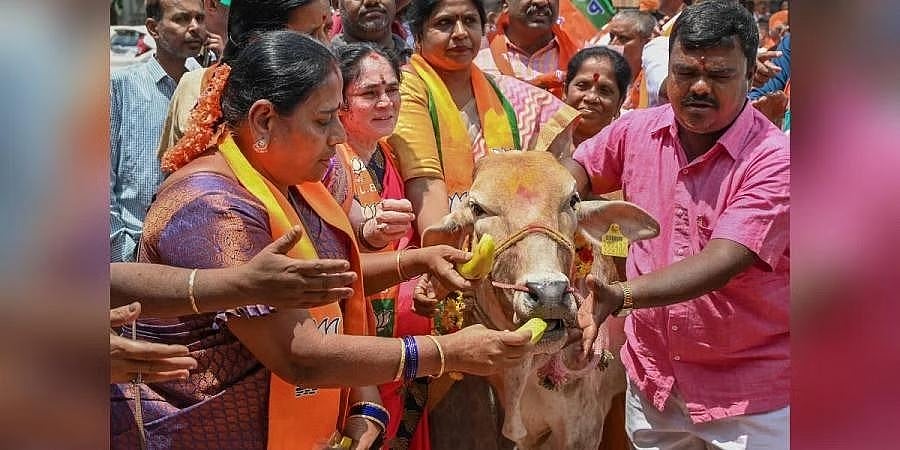 ಸಚಿವ ವೆಂಕಟೇಶ್ ಗೋವಧೆ ಹೇಳಿಕೆ ಖಂಡನೆ, ಜನರ ಕಿವಿಯಲ್ಲಿ ಹೂವಿಟ್ಟ ಸರ್ಕಾರ: ಬೆಂಗಳೂರಿನಲ್ಲಿ ಬಿಜೆಪಿ ಪ್ರತಿಭಟನೆ