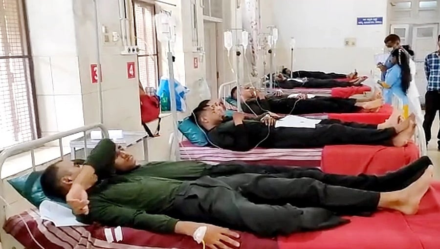 ಸಕಲೇಶಪುರ: ಸೇನಾ ಕ್ಯಾಂಪ್‌ನಲ್ಲಿ ಊಟ ಸೇವಿಸಿ 42 ಸೈನಿಕರು ಅಸ್ವಸ್ಥ, ಆರೋಗ್ಯ ವಿಚಾರಿಸಿದ ಶಾಸಕ ಮಂಜು!