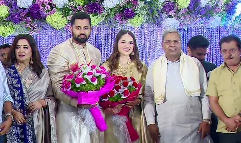 ಆರತಕ್ಷತೆಯಲ್ಲಿ ಪಾಲ್ಗೊಂಡ ಸಿಎಂ ಸಿದ್ದರಾಮಯ್ಯ, ಸಚಿವ ಜಮೀರ್ ಅಹ್ಮದ್ ಖಾನ್ ನವ ಜೋಡಿಗೆ ಶುಭ ಹಾರೈಸಿದರು.