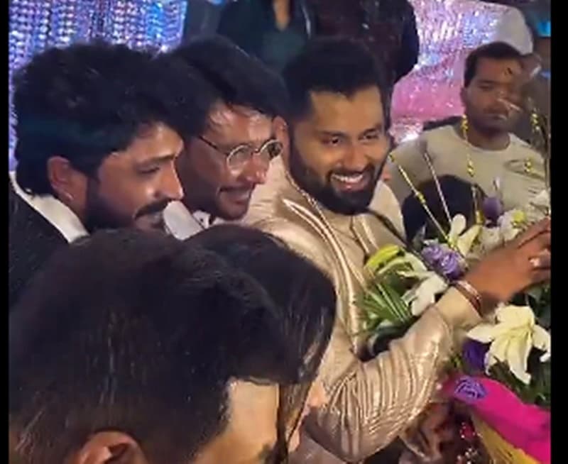 ಚಾಲೆಂಜಿಂಗ್ ಸ್ಟಾರ್ ದರ್ಶನ್ ಹಾಗೂ ನಟ ವಶಿಷ್ಠ ಸಿಂಹ ಅಭಿಷೇಕ್ ದಂಪತಿಗೆ ಶುಭ ಹಾರೈಸಿದರು.
