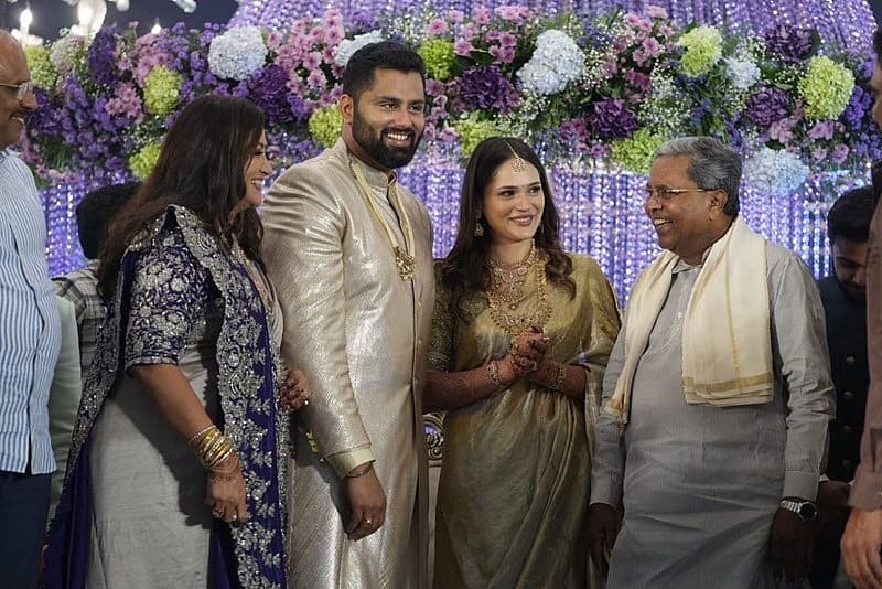ವಧು-ವರರನ್ನು ಬಾಯ್ತುಂಬಾ ನಕ್ಕು ಹರಸಿದ ಸಿಎಂ ಸಿದ್ದರಾಮಯ್ಯ