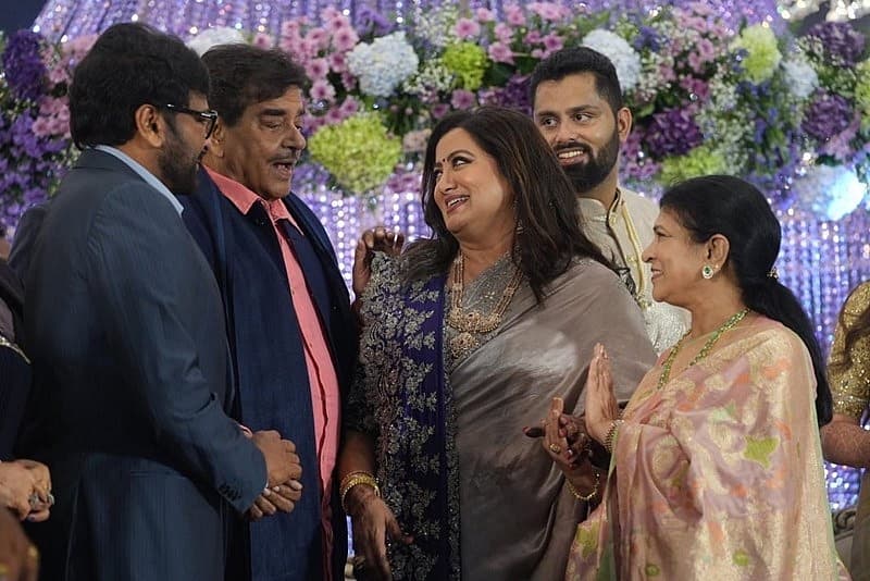 ಆರತಕ್ಷತೆಗೆ ಆಗಮಿಸಿದ ಬಾಲಿವುಡ್ ನಟ ಶತ್ರುಘ್ನ ಸಿನ್ಹ ಮತ್ತು ದಕ್ಷಿಣ ಭಾರತದ ಖ್ಯಾತ ನಟ ಚಿರಂಜೀವಿ ದಂಪತಿ