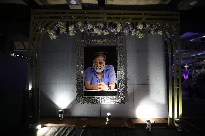 ವೇದಿಕೆ ಪಕ್ಕ ದಿವಂಗತ ಅಂಬರೀಷ್ ಫೋಟೋ