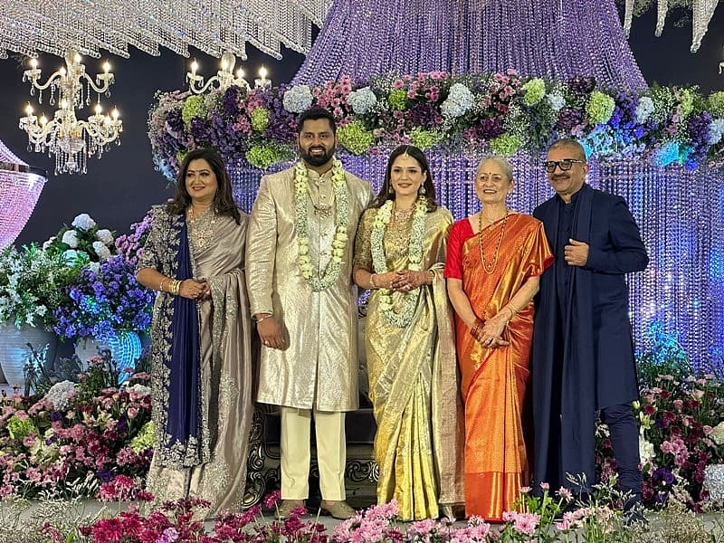 ಸುಮಲತಾ, ಅಭಿಷೇಕ್ ಮತ್ತು ಅವಿವಾ ತಂದೆ-ತಾಯಿ ಜೊತೆ
