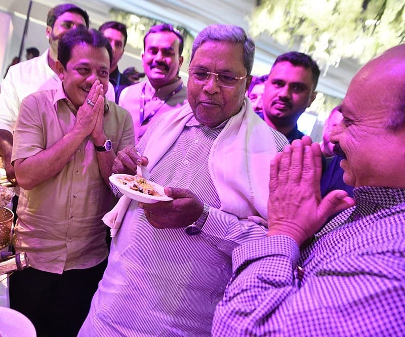 ಸಿಎಂ ಸಿದ್ದರಾಮಯ್ಯ ಪಾನಿಪುರಿ ಸೇವಿಸಿದ ಸ್ಟೈಲ್ ನೋಡಿ