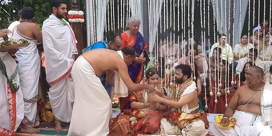 ಉಡುಪಿ ಮಠದ ಸಂಪ್ರದಾಯ ಪ್ರಕಾರ ಬೆಂಗಳೂರಿನಲ್ಲಿ ನೆರವೇರಿದ ಕೇಂದ್ರ ಸಚಿವೆ ನಿರ್ಮಲಾ ಸೀತಾರಾಮನ್ ಪುತ್ರಿ ವಿವಾಹ