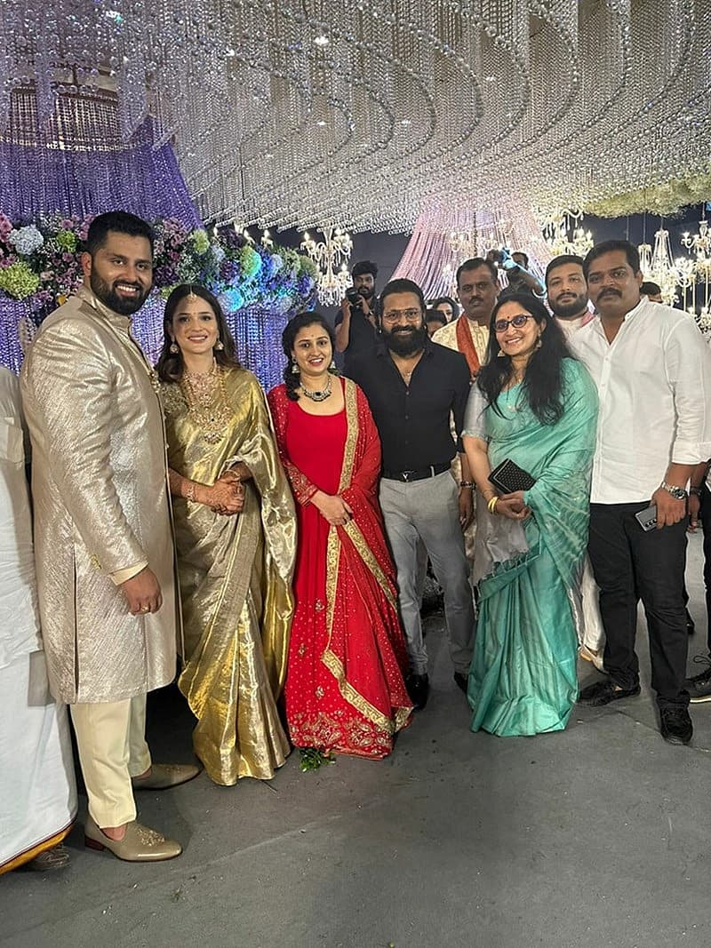 ರಿಷಬ್ ಶೆಟ್ಟಿ ಮತ್ತು ಪ್ರಮೋದ್ ಶೆಟ್ಟಿ ಕುಟುಂಬ ಆರತಕ್ಷತೆಯಲ್ಲಿ