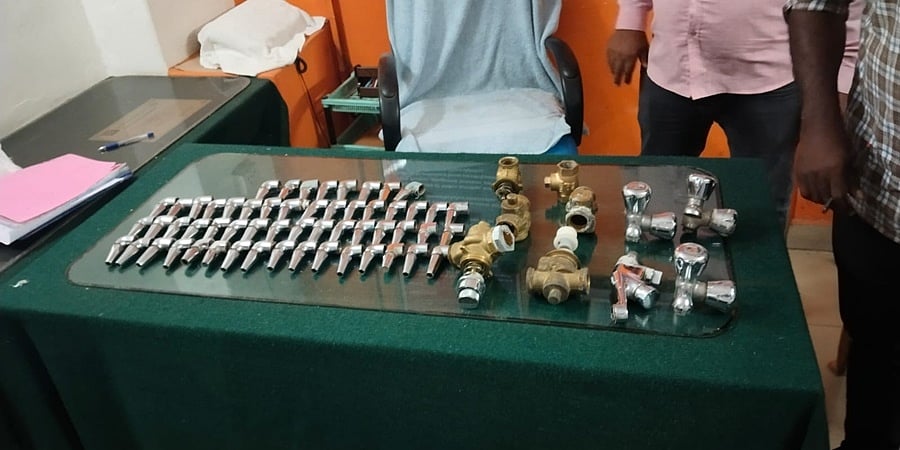 ಬೆಂಗಳೂರು: ರೈಲಿನಲ್ಲಿ ಕೊಳಾಯಿ ಇತರ ಪರಿಕರಗಳ ಕದಿಯುತ್ತಿದ್ದ ದುಷ್ಕರ್ಮಿಗಳ ಬಂಧನ