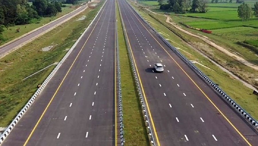 ಬೆಂಗ​ಳೂರು-ಮೈಸೂರು ಎಕ್ಸ್ ಪ್ರೆಸ್ ವೇ ವಾಹ​ನ ಸವಾ​ರರ ಮೇಲೆ ದಂಡಾಸ್ತ್ರ: 2 ದಿನದಲ್ಲಿ 490 ಪ್ರಕರಣ ದಾಖಲು