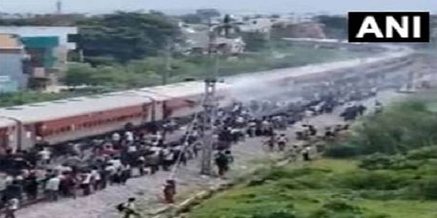 'ವಿವೇಕ್ ಎಕ್ಸ್ ಪ್ರೆಸ್' ಬೋಗಿಯಲ್ಲಿ ಹೊಗೆ, ಚೈನ್ ಎಳೆದು ರೈಲು ನಿಲ್ಲಿಸಿದ ಪ್ರಯಾಣಿಕರು!