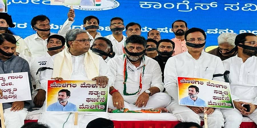 ರಾಹುಲ್ ಗಾಂಧಿ ಸಂಸತ್ ಸದಸ್ಯತ್ವ ಅನರ್ಹತೆ: ಬಾಯಿಗೆ ಕಪ್ಪು ಪಟ್ಟಿ ಧರಿಸಿ ಕಾಂಗ್ರೆಸ್ ನಾಯಕರ ಮೌನ ಪ್ರತಿಭಟನೆ