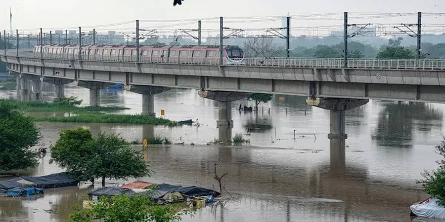 ರಣಚಂಡಿ ಮಳೆಗೆ ದೆಹಲಿ ತತ್ತರ: ಮೂರು ನೀರು ಸಂಸ್ಕರಣಾ ಘಟಕ ಬಂದ್, ಕುಡಿಯುವ ನೀರಿಗೆ ತಾತ್ವಾರ!