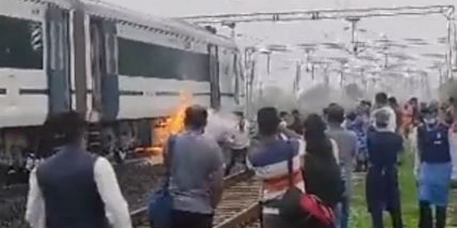 ಭೋಪಾಲ್- ದೆಹಲಿ ವಂದೇ ಭಾರತ್ ರೈಲಿನ ಬ್ಯಾಟರಿ ಬಾಕ್ಸ್ನಲ್ಲಿ ಬೆಂಕಿ; ಪ್ರಯಾಣಿಕರು ಸುರಕ್ಷಿತ