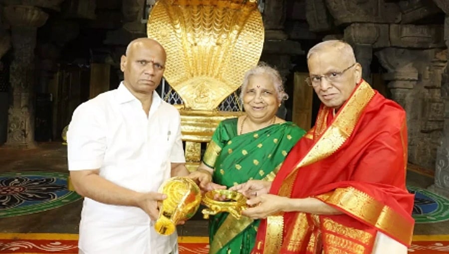 ತಿರುಪತಿ ತಿಮ್ಮಪ್ಪನಿಗೆ ಬಂಗಾರದ ಶಂಖ, ಆಮೆ ವಿಗ್ರಹ ನೀಡಿದ ಇನ್ಫೋಸಿಸ್ ನಾರಾಯಣಮೂರ್ತಿ ದಂಪತಿ