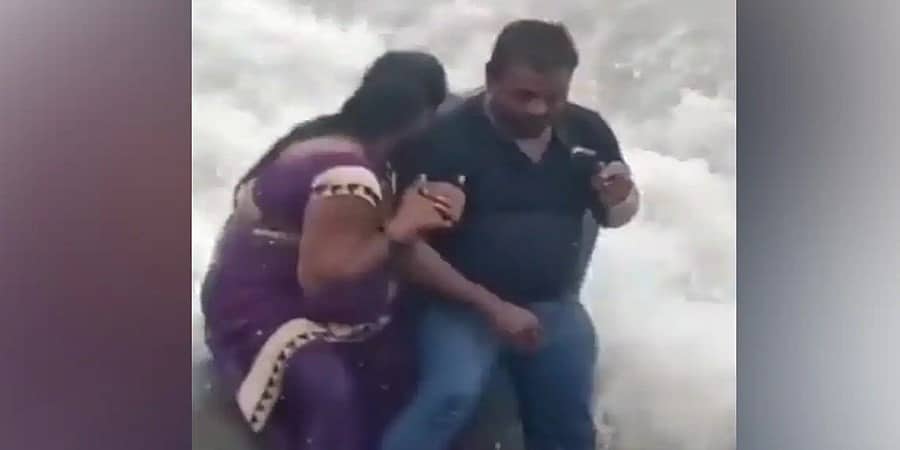 ಸಮುದ್ರ ತೀರದಲ್ಲಿ ಪತಿ ಜೊತೆ ಫೋಟೋ ತೆಗೆಸಿಕೊಳ್ಳುತ್ತಿದ್ದಾಗ ಬಲವಾದ ಅಲೆಗೆ ಮಕ್ಕಳ ಮುಂದೆಯೇ ಕೊಚ್ಚಿ ಹೋದ ಮಹಿಳೆ!
