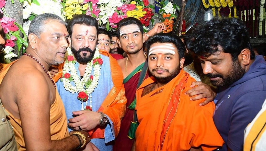 ಕೆ.ಡಿ ನಿರ್ದೇಶಕ ಪ್ರೇಮ್ ಜೊತೆ ಚಾಮುಂಡೇಶ್ವರಿ ದೇವಾಲಯಕ್ಕೆ ಬಾಲಿವುಡ್ ನಟ ಸಂಜಯ್ ದತ್ ಭೇಟಿ!