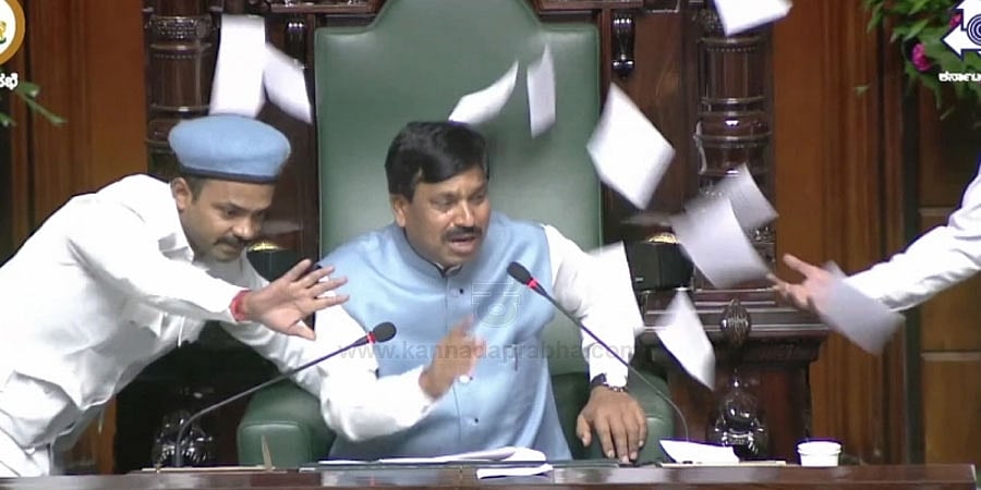 ಕರ್ನಾಟಕ ವಿಧಾನಸಭೆಯಲ್ಲಿ ಹೈಡ್ರಾಮಾ: ಉಪ ಸಭಾಪತಿ ಮೇಲೆ ಕಾಗದ ಪತ್ರ ಎಸೆತ, ಅಧಿವೇಶನದಿಂದ 10 ಬಿಜೆಪಿ ಸದಸ್ಯರ ಅಮಾನತು