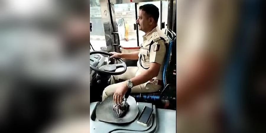 ಕುಸಿದು ಬಿದ್ದ ಬಿಎಂಟಿಸಿ ಡ್ರೈವರ್: ಚಾಲಕನನ್ನು ಆಸ್ಪತ್ರೆಗೆ ಸೇರಿಸಿ, ಬಸ್ ಚಲಾಯಿಸಿದ ಎಸಿಪಿ; ಪ್ರಶಂಸೆಗಳ ಮಹಾಪೂರ!
