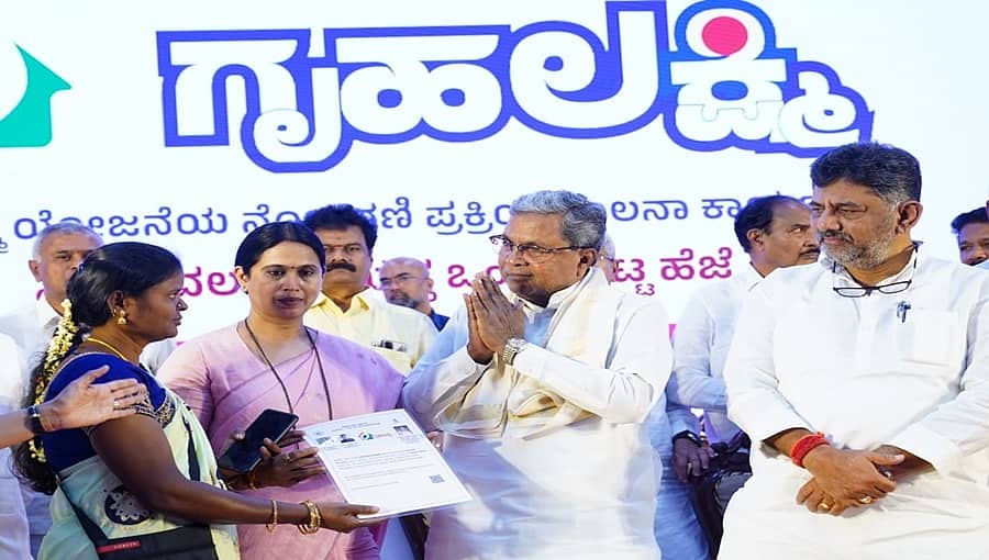 ಗೃಹಲಕ್ಷ್ಮೀ ಯೋಜನೆಯ ನೋಂದಣಿ ಪ್ರಕ್ರಿಯೆಗೆ ಸಿಎಂ ಸಿದ್ದರಾಮಯ್ಯ ಚಾಲನೆ