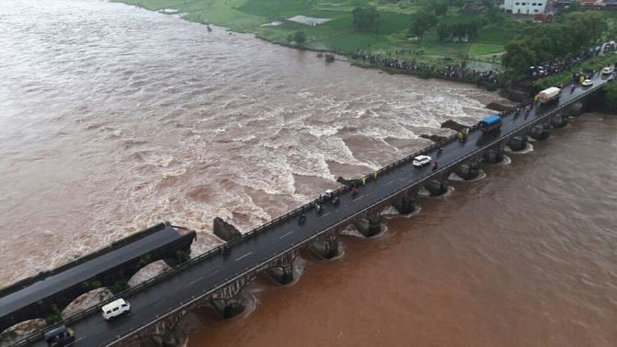 ಕೋಲ್ಕತ್ತಾ-ಚೆನ್ನೈ ಹೆದ್ದಾರಿಯಲ್ಲಿನ ಸೇತುವೆ ಕುಸಿತ: ಬಸ್ ನಲ್ಲಿದ್ದ 50 ಮಂದಿ ಪವಾಡ ಸದೃಶ ರೀತಿಯಲ್ಲಿ ಪಾರು!