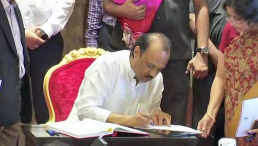 ಎನ್ಡಿಎ ಸೇರಿದ ಎನ್ಸಿಪಿ: ಮಹಾರಾಷ್ಟ್ರದ ಡಿಸಿಎಂ ಆಗಿ ಅಜಿತ್ ಪವಾರ್ ಪ್ರಮಾಣ ವಚನ ಸ್ವೀಕಾರ!