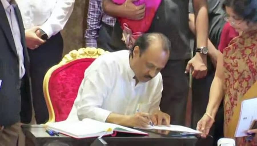 ಎನ್ಡಿಎ ಸೇರಿದ ಎನ್ಸಿಪಿ: ಮಹಾರಾಷ್ಟ್ರದ ಡಿಸಿಎಂ ಆಗಿ ಅಜಿತ್ ಪವಾರ್ ಪ್ರಮಾಣ ವಚನ ಸ್ವೀಕಾರ!
