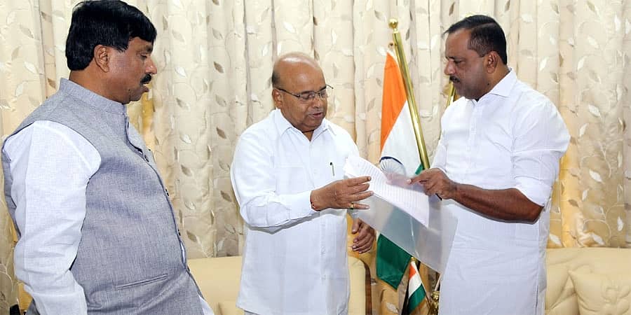 ಕರ್ನಾಟಕ ವಿಧಾನಸಭೆ ಅಧಿವೇಶನದಿಂದ 10 ಬಿಜೆಪಿ ಶಾಸಕರ ಅಮಾನತು: ರಾಜ್ಯಪಾಲರ ಭೇಟಿ ಮಾಡಿದ ಸ್ಪೀಕರ್, ಉಪಸಭಾಪತಿ