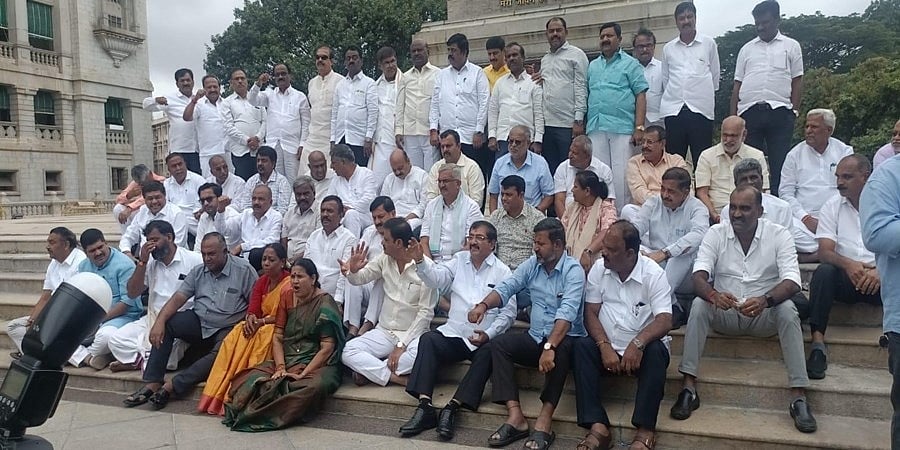 10 ಮಂದಿ ಬಿಜೆಪಿ ಶಾಸಕರ ಅಮಾನತು: ಕಲಾಪ ಬಹಿಷ್ಕರಿಸಿ ಬಿಜೆಪಿ ಶಾಸಕರ ಪ್ರತಿಭಟನೆ, ರಾಜ್ಯಪಾಲರಿಗೆ ದೂರು