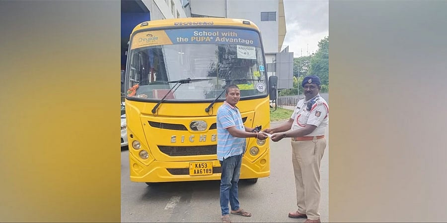 ತಪ್ಪಾಗಿ ಯೂಟರ್ನ್: ಬೆಂಗಳೂರಿನಲ್ಲಿ ಶಾಲಾ ಬಸ್ ಚಾಲಕನಿಗೆ ಟ್ರಾಫಿಕ್ ಪೊಲೀಸ್ ದಂಡ.... ಫೋಟೋ ವೈರಲ್