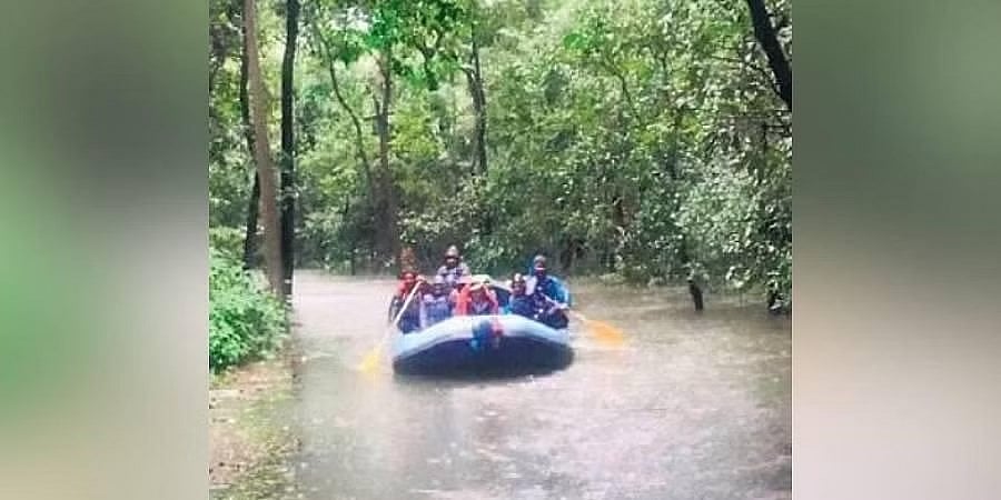 ಮಳೆ ಪ್ರವಾಹ: ಉತ್ತರ ಕನ್ನಡ ಜಿಲ್ಲೆಯ ಜೋಯಿಡಾ ಗ್ರಾಮಕ್ಕೆ ಸಂಪರ್ಕ ಕಡಿತ; ರೋಗಿಗಳನ್ನು ತೆಪ್ಪದಲ್ಲಿ ಆಸ್ಪತ್ರೆಗೆ ಸಾಗಿಸಿದ ಗ್ರಾಮಸ್ಥರು!