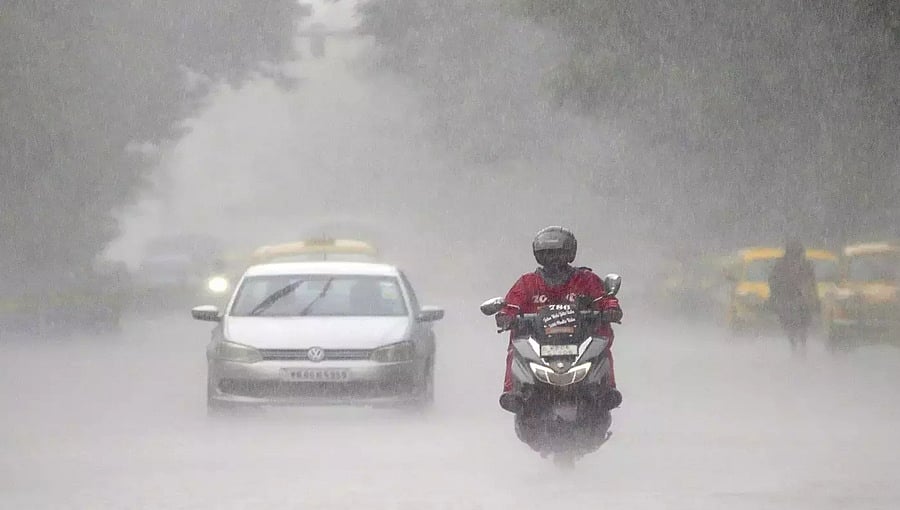 ಪುನರ್ವಸು ಅಬ್ಬರ: 11 ಜಿಲ್ಲೆಗಳಲ್ಲಿ ಆರೆಂಜ್ ಅಲರ್ಟ್; ಅಪಾಯದ ಮಟ್ಟ ಮೀರಿ ಹರಿಯುತ್ತಿರುವ ತುಂಗೆ; ಕಬಿನಿ ಒಳಹರಿವು ಹೆಚ್ಚಳ