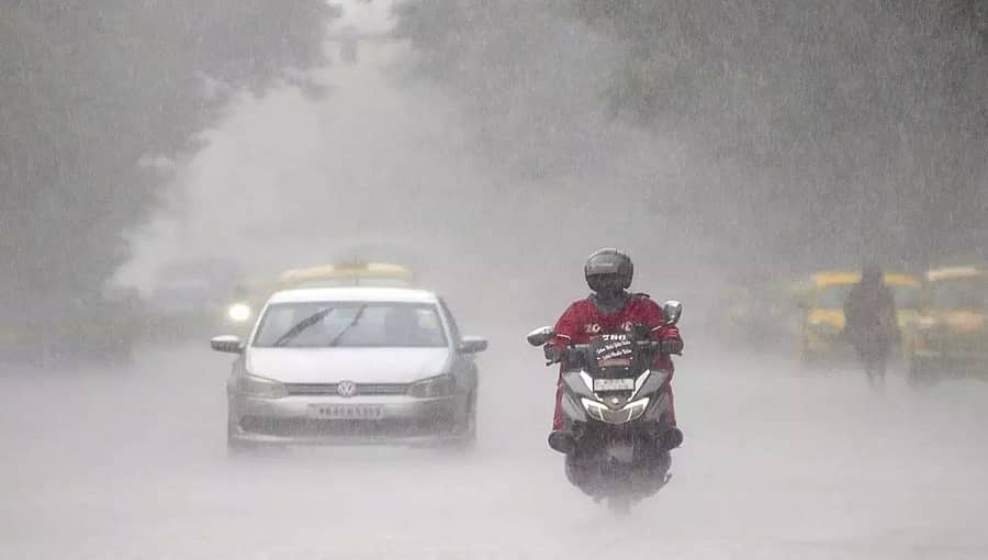 ಪುನರ್ವಸು ಅಬ್ಬರ: 11 ಜಿಲ್ಲೆಗಳಲ್ಲಿ ಆರೆಂಜ್ ಅಲರ್ಟ್; ಅಪಾಯದ ಮಟ್ಟ ಮೀರಿ ಹರಿಯುತ್ತಿರುವ ತುಂಗೆ; ಕಬಿನಿ ಒಳಹರಿವು ಹೆಚ್ಚಳ