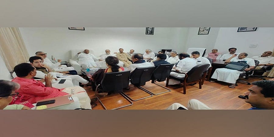 ಸಂಸತ್ ಕಲಾಪ ಬಿಕ್ಕಟ್ಟು: ಮುಂದಿನ ಕಾರ್ಯತಂತ್ರಕ್ಕೆ ಮಲ್ಲಿಕಾರ್ಜುನ ಖರ್ಗೆ ನಿವಾಸದಲ್ಲಿ ವಿರೋಧ ಪಕ್ಷ ನಾಯಕರ ಸಭೆ