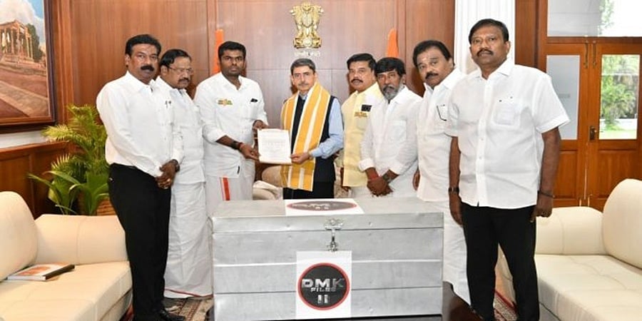 ರಾಜ್ಯಪಾಲರನ್ನು ಭೇಟಿ ಮಾಡಿದ ತಮಿಳು ನಾಡು ಬಿಜೆಪಿ ಅಧ್ಯಕ್ಷ: ಡಿಎಂಕೆ ವಿರುದ್ಧ ಹಗರಣದ ಆರೋಪ