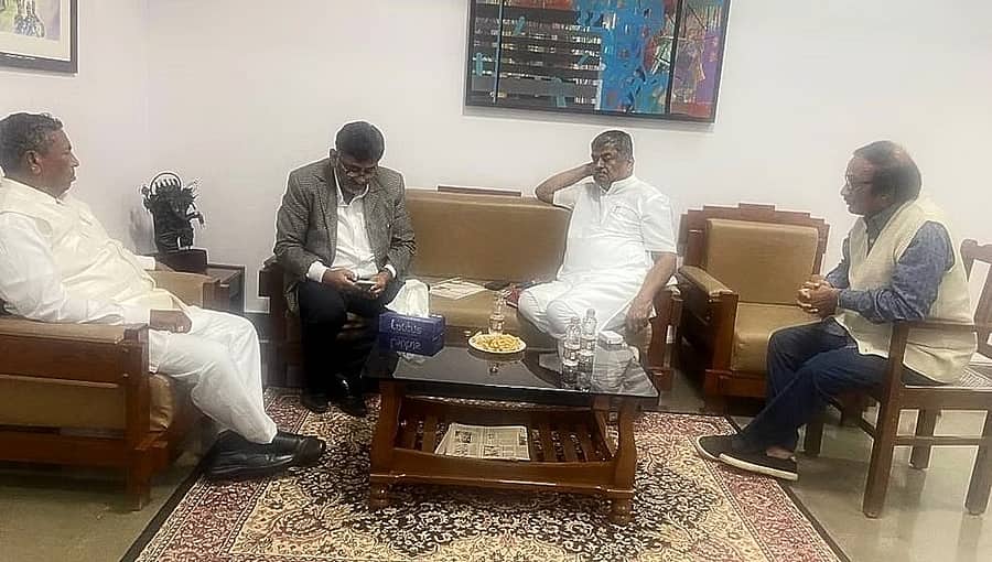 ಕುತೂಹಲ ಮೂಡಿಸಿದ ಡಿಕೆ ಶಿವಕುಮಾರ್- ಬಿಕೆ ಹರಿಪ್ರಸಾದ್ ಭೇಟಿ: ಡ್ಯಾಮೇಜ್ ಕಂಟ್ರೋಲ್ ಗೆ ಮುಂದಾದರಾ ಡಿಸಿಎಂ?